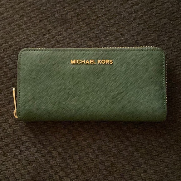 Michael Kors Jet Set Travel Saffiano Leather Quarter Zip Wallet - Picture 4 of 9